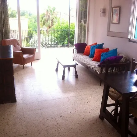 Utopia House Hostal *